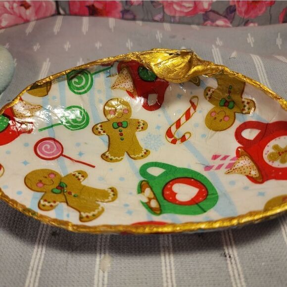 DECOUPAGE CLAM SHELL DECOUPAGE GINGERBREAD MAN ON A CLAM SHELL TRINKET DISH - Picture 6 of 11